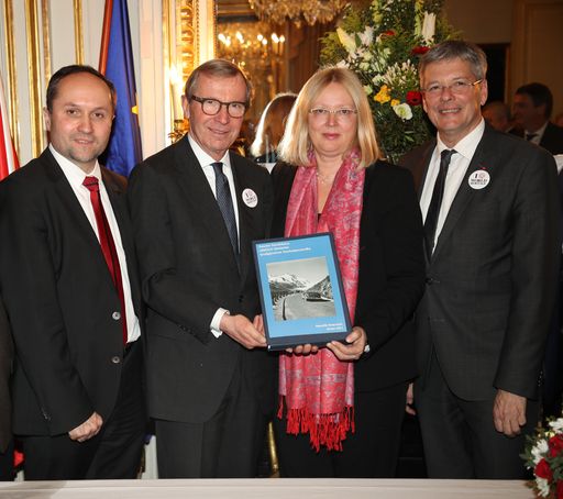 Vorschau Bild von Übergabe des Dossiers zur Anerkennung der Großglockner
Hochalpenstraße als Welterbe in der österreichischen Botschaft in
Paris im Jänner 2017.