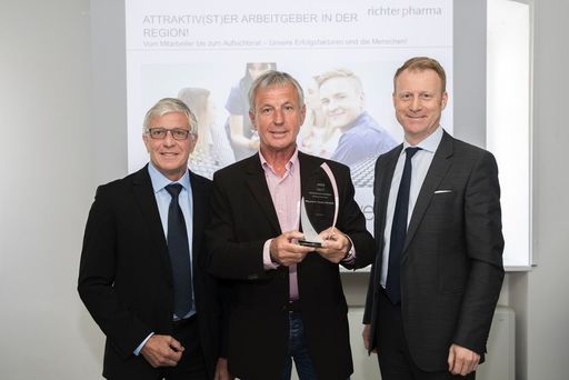  http://www.apa-fotoservice.at/galerie/13075/ im
Bild v.l.n.r. Friedrich Pöcherstorfer, CEO Richter Pharma AG, Mag.
pharm. Florian Fritsch, Eigentümer und Aufsichtsratsvorsitzender
Richter Pharma AG, Mag. Ing. Roland Huemer, CEO Richter Pharma AG