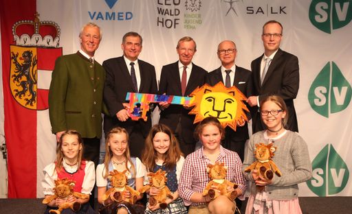 Vorschau Bild von v.l.n.r.: Bürgermeister Sebastian Pirnbacher, Dr.
Ernst Wastler, Vorstandsvorsitzender der VAMED AG, Landeshauptmann
Dr. Wilfried Haslauer, Landeshauptmann-Stellvertreter und
Gesundheitslandesrat Dr. Christian Stöckl, Dr. Alexander Biach,
Vorsitzender des Hauptverbands der Österreichischen
Sozialversicherungsträger, Kinder der Volksschule St. Veit