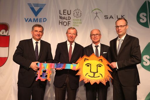 Im Bild v.l.n.r.: Dr. Ernst Wastler,
Vorstandsvorsitzender der VAMED AG; Landeshauptmann Dr. Wilfried
Haslauer; Landeshauptmann-Stellvertreter und Gesundheitslandesrat
Dr. Christian Stöckl; Dr. Alexander Biach, Vorsitzender des
Hauptverbands der Österreichischen Sozialversicherungsträger