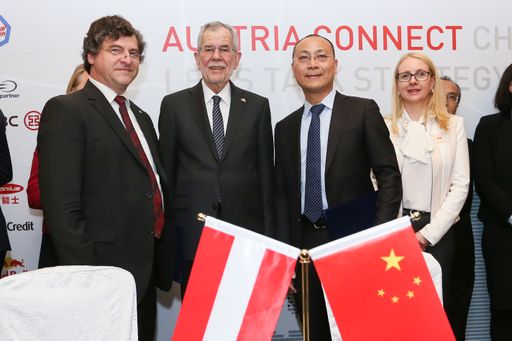 Vorschau Bild von WSK Präsident Gerald Wirth, Bundespräsident van der
Bellen und Ping Gong