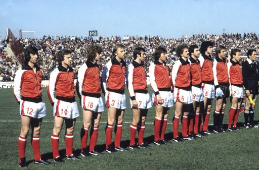  Die Helden von Cordoba. Die österreichische Nationalmannschaft
vor Ankick im Estadio Olímpico Chateau Carreras von Cordoba.