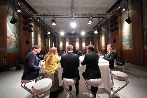https://www.apa-fotoservice.at/galerie/12162/ Im
Bild v.l.n.r.: Nikolai Miron (Global 2000), Maria Wedenig (ikp
Wien), Johannes Juranek (CMS Reich-Rohrwig Hainz Rechtsanwälte),
Rainer Nowak (Die Presse) und Julia Wippersberg (APA-DeFacto,
Moderation)