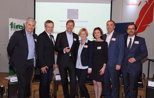 v.l.: Michael Sabath (Planungschef Kärnten „Kleine
Zeitung“), Toni Ebner (Chefredakteur "Dolomiten"- Athesia), Julian
Hadschieff (Club Tirol Präsident), Lydia Ninz (Geschäftsführung
AJOUR- Arbeit für Journalisten), Renate Danler (Vizepräsidentin Club
Tirol), Alois Vahrner (Chefredakteur Tiroler Tageszeitung), Clemens
Pig (Vorsitzender der Geschäftsführung und geschäftsführender
Vorstand der „APA - Austria Presse Agentur")
