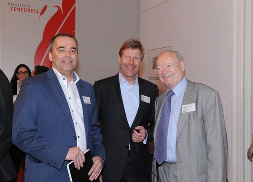 Vorschau Bild von v.l.: Alois Vahrner (Chefredakteur Tiroler
Tageszeitung), Julian Hadschieff (Club Tirol Präsident) und Andreas
Khol