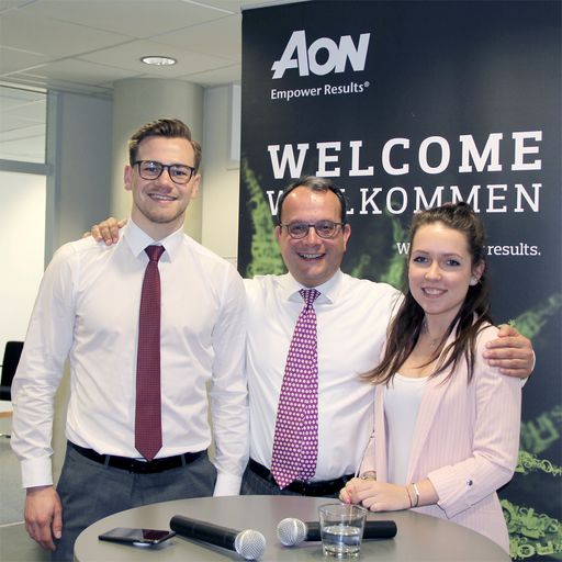 Helmut Geil, CEO Aon Austria (Mitte) mit Maximilian
Egger und Marie-Christin Steiner (beide Aon Millennials Sprecher)