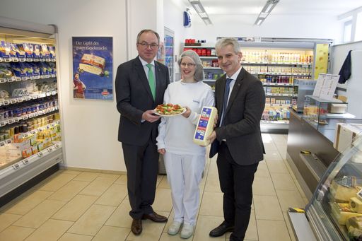 von links Dr. Stephan Pernkopf, NÖ LH
Stellvertreter, Mitarbeiterin Berglandmilch Werk Aschbach, DI Josef
Braunshofer Generaldirektor Berglandmilch