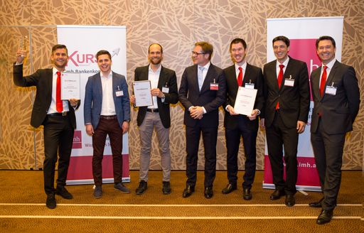 Mit dem Vertreter der Santander Consumer Bank Karl Jung freuten
sich auch die Stellvertreter der beiden weiteren Finalisten: baningo
GmbH und Bank Austria.