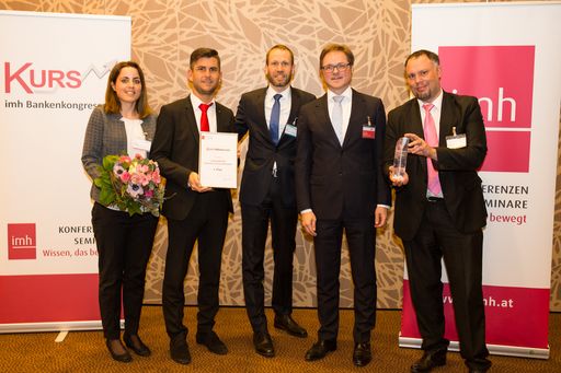 Vorschau Bild von imh Eigentümer Manfred Hämmerle gratuliert den Vertretern der
Santander Consumer Bank sehr herzlich zum KURS AWARD 2018.