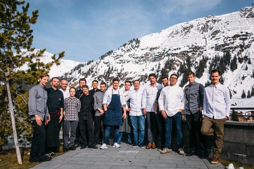  Versammlung der Spitzenköche: neben dem Aurelio-Küchenteam unter
der Leitung von Christian Rescher und Markus Niederwanger sind
vertreten: Jonathan Burger, Sascha Kemmerer, Norman Etzold, Thorsten
Probost, Christoph Zangerl und Andreas Rumpf