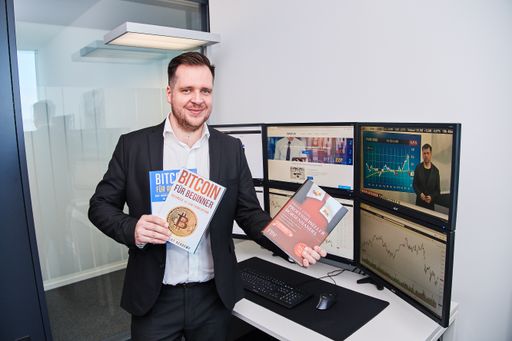  Der ONSTEX-Gründer Patrick Sokolovsky vor einer
Trading-Workstation