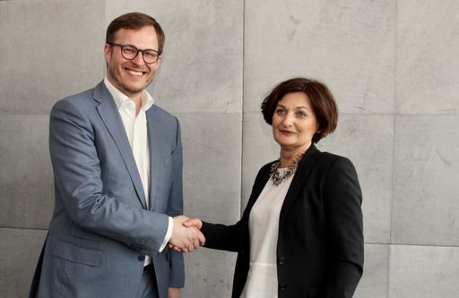  Mag. Andrea Höglinger, Bereichsleiterin Europäische
und Internationale Programme in der FFG, gratuliert Nils Berger von
Viewpointsystem zur EU-Förderung