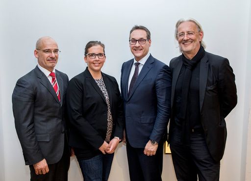 v.l.n.r.: Mag. Hanns Kratzer, Geschäftsführer PERI
Consulting GmbH; Mag. (FH) Birgit Bernhard, Head of Accounts der
Welldone Werbung und PR; Heinz-Christian Strache, Vizekanzler und
Bundesminister für öffentlichen Dienst und Sport; Robert Riedl,
Geschäftsführer Welldone Werbung & PR GmbH
