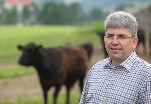  Manfred Huber, geschäftsführender Gesellschafter
von Sonnberg Biofleisch im Mühlviertel, baut innovativen "gläsernen"
Schlachthof für 100 %-Bio-Rinder.