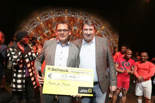© Andreas Lepsi / Lepsifoto / Vienna André Hellers
Afrika Afrika zugunsten von Menschen für Menschen: Veranstalter
Walter Egle überreichte bei der Wien Premiere den Spendenscheck über
45.000 Euro an Menschen für Menschen-Vorstand Rupert Weber.