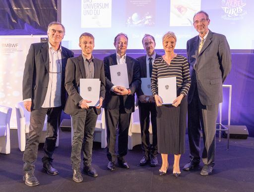  Die Sieger ‚Wissenschaftsbuch des Jahres‘ v.l.n.r.: Michael
Schnepf (Buchkultur), Florian Aigner (Der Zufall, das Universum und
du), Frank Trentmann (Herrschaft der Dinge. Die Geschichte des
Konsums vom 15. Jahrhundert bis heute), Martin Grunwald (Homo
hapticus. Warum wir ohne Tastsinn nicht leben können), Saskia Heintz
i.V. (Good Night Stories for Rebel Girls) mit Bundesminister für
Bildung, Wissenschaft und Forschung Univ.-Prof. Dr. Heinz Faßmann.