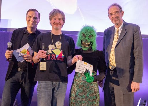 Vorschau Bild von Beim Science Slam Österreichfinale wurde der Mathematiker Günter
Auzinger (JKU Linz, 2. v.l.) vom Publikum zum Slam Champion gekürt.
Mit Alltagsgegenständen und einer beeindruckenden Tanzeinlage
demonstrierte er, wie man Großteleskope mit raffinierter Mathematik
verbessern kann, um die Erforschung von Exoplaneten zu optimieren.
Univ.-Prof. Dr. Heinz Faßmann, Bundesminister für Bildung,
Wissenschaft und Forschung (r), gratulierte zum Sieg und wünschte
viel Erfolg für das Europafinale in Toulouse.