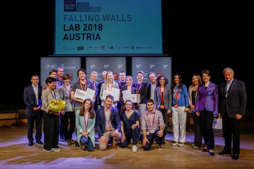 Vorschau Bild von Beim Falling Walls Lab konnte die MedUni Wien den Sieg und zwei
zweite Plätze erringen: Nicole Heinzl (2. Reihe mit Urkunde, Mitte)
überzeugte mit ihrem Pitch “Breaking the Wall of Therapy Resistance
in Cancer” und tritt im November beim Falling Walls Lab Finale in
Berlin an. Donald Ruggiero Lo Sardo (l) mit “Breaking the Wall of
Health Care Divide” und Cosima Prahm (r) mit “Breaking the Wall of
Frustrating Prosthesis Control” fahren nach Alpbach.