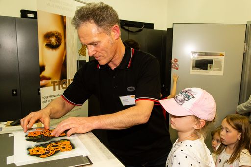 Vorschau Bild von Die Station TIGITAL® demonstrierte, wie ein zuvor
beschichteter TIGER mittels Digitaldruck zu seinen Streifen kommt.