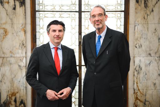 Vorschau Bild von UniCredit Bank Austria Vorstandsvorsitzender Robert
Zadrazil und Bildungsminister Heinz Faßmann.