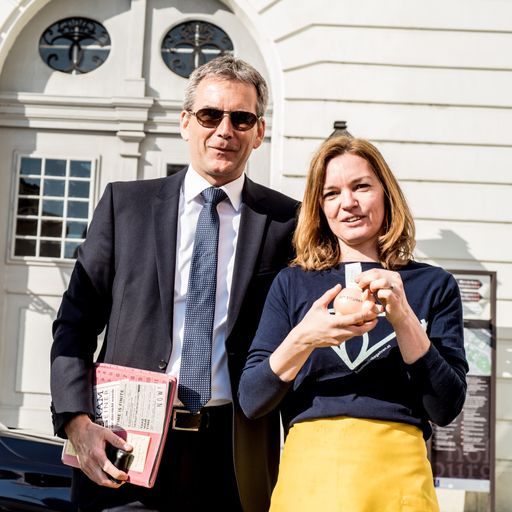 Auf Initiative des Frauen*Volksbegehrens versammelten sich heute
früh verschiedene Frauenorganisationen vor dem Parlament um Kaffee
auszuschenken. Der Preis: Eine Spende fürs Frauenbudget.