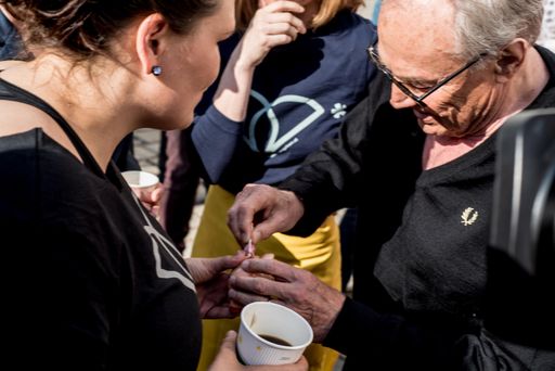 Vorschau Bild von Auf Initiative des Frauen*Volksbegehrens versammelten sich heute
früh verschiedene Frauenorganisationen vor dem Parlament um Kaffee
auszuschenken. Der Preis: Eine Spende fürs Frauenbudget.