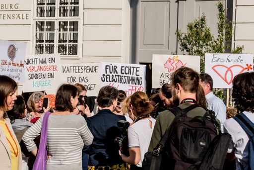 Vorschau Bild von Auf Initiative des Frauen*Volksbegehrens versammelten sich heute
früh verschiedene Frauenorganisationen vor dem Parlament um Kaffee
auszuschenken. Der Preis: Eine Spende fürs Frauenbudget.