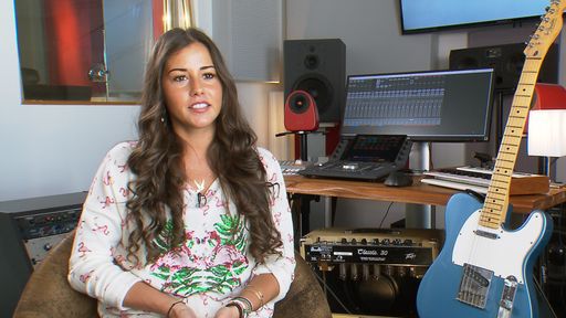 Sarah im Tonstudio