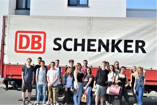 Schülerinnen und Schüler werden durch die
Geschäftsstelle Salzburg geführt