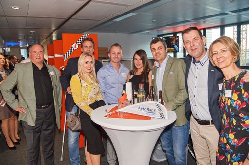Vorschau Bild von Vlnr.: Arnold Auberger (Baschinger Leonding), Max
Mühlbach, Birgit Ginzinger (Ducati Ginzinger Weng) Christoph Famler,
Jennifer Schachermayr (Trend Automobile Wels), Daniel Boissl
(Automobile Wipplinger Steyregg), Karl Neuhauser, Manuela Huber
(AutoBank)