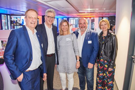 Vorschau Bild von Vlnr.: Gerhard Dangel, Gerhard Fischer (Vorstände
AutoBank), Petra & Franz Czeczelits (Automegastore), Manuela Huber
(AutoBank)