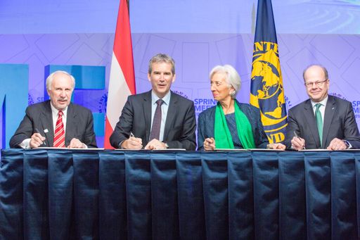 Vorschau Bild von Finanzminister Hartwig Löger und Christine Lagarde,
geschäftsführende Direktorin des Internationalen Währungsfonds
(IWF). die ÖNB-Gouverneure Ewald Nowotny (L) und Andreas Ittner (R)
unterschrieben das JVI Memorandum of Understanding.
