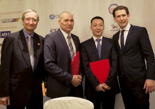v.l.: Christoph Leitl (Präsident Wirtschaftskammer
Österreich), Rüdiger Köster (CTO T-Mobile Austria), James Li (Head
of Huawei Europe) und Bundeskanzler Sebastian Kurz