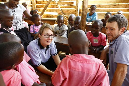  Die beiden Vereinsgründer Gabi Ziller und Stefan
Pleger besuchen regelmäßig durch österreichische Patenschaften
unterstützte Kinder in den Schulen in Uganda.