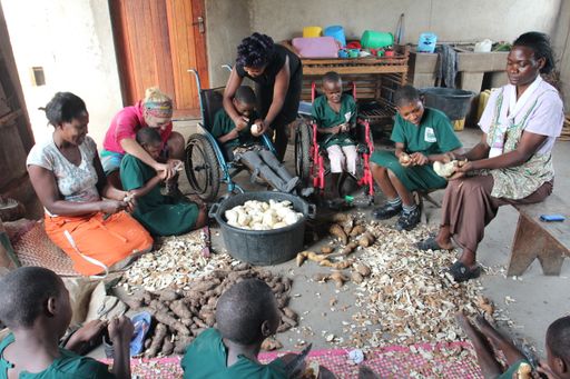 Vorschau Bild von Ein wesentlicher Teil der Arbeit von KINDERN EINE
CHANCE ist die Arbeit mit und für Kinder mit Behinderung. Das
Erlernen alltäglicher Tätigkeiten wird groß geschrieben. Derzeit
beschäftigt der Verein 12 Therapeuten in Uganda.