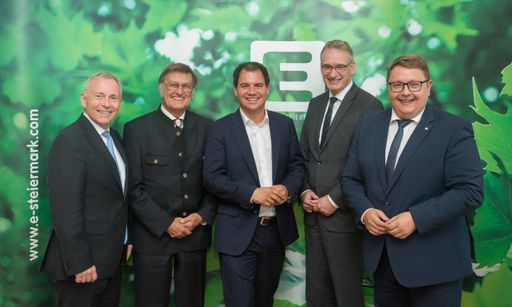 Die Vorstände der Energie Steiermark, Christian
Purrer (li.) und Martin Graf (re.) mit Eigentümervertreter LHStv.
Michael Schickhofer (Mitte), Aufsichtsratspräsident Josef Mülner (2
v.l.) und dem Vertreter des Minderheitseigentümers Macquarie, Hilko
Schomerus (2 v.r.).