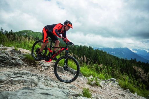 Vorschau Bild von E-Bikefahren ist cool. Immer mehr Österreicher
kaufen das Trendsportgerät, und das gerne bei Intersport.