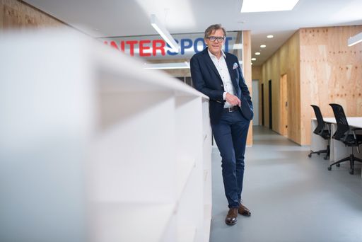 Vorschau Bild von Intersport-Geschäftsführer Mathias Boenke blickt
mit seinen Händlern auf ein sehr erfreuliches Geschäftshalbjahr
zurück.