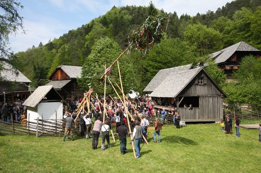 Vorschau Bild von ÖFM Stübing - Der Maibaum wird im Österreichischen
Freilichtmuseum Stübing nur mit Muskelkraft aufgestellt.