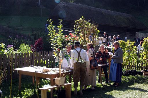 Vorschau Bild von ÖFM Stübing - Beim Pflanzenmarkt im
Österreichischen Freilichtmuseum Stübing hat man Gelegenheit für den
eigenen Garten Samen, Pflanzen und Sortenraritäten zu erwerben.