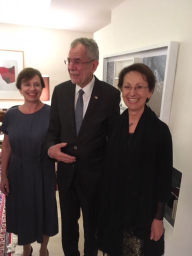 Vorschau Bild von Bundespräsident Alexander Van der Bellen mit Gattin
und Christine Saahs, Hausherrin vom Nikolaihof Wachau