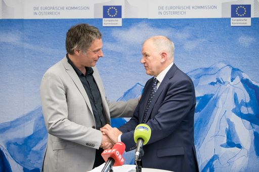 http://www.apa-fotoservice.at/galerie/13352 Im Bild
v.l.n.r.: Helmut Burtscher (Umweltchemiker GLOBAL 2000) und Vytenis
Andriukaitis (EU Gesundheitskommissar)