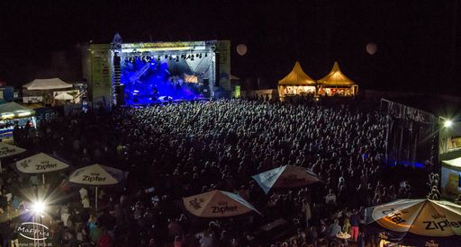 Vorschau Bild von begeisterte Zusehermenge.