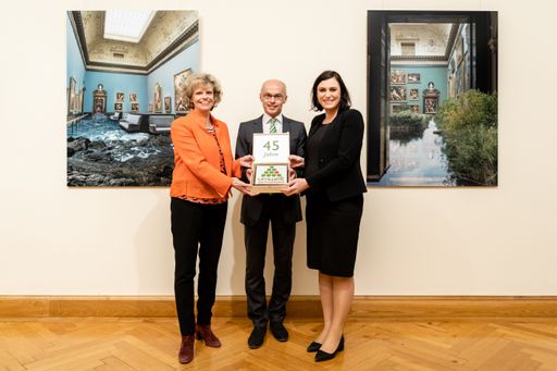 Anlässlich des 45-Jahr-Jubiläums des Umweltdachverbandes
überreichte die Bundesministerin für Nachhaltigkeit und Tourismus
(BMNT), Elisabeth Köstinger, gemeinsam mit Sabine Haag,
Generaldirektorin des KHM, eine Geburtstagstorte an UWD-Präsident
Franz Maier.