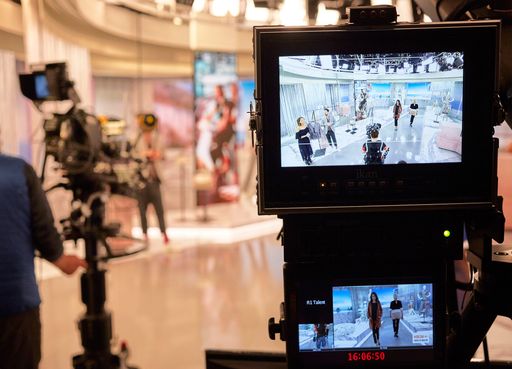  Studio des Omnichannel-Unternehmens HSE24 +++ Die
Nutzung ist für redaktionelle Zwecke im Zusammenhang mit HSE24
honorarfrei. Abdruck bitte mit folgender Quellenangabe: Foto: Koy +
Winkel/HSE24 +++ Weiterer Text über ots und
www.presseportal.de/nr/53601 / Die Verwendung dieses Bildes ist für
redaktionelle Zwecke honorarfrei. Veröffentlichung bitte unter
Quellenangabe: "obs/HSE24/Koy + Winkel/HSE24"