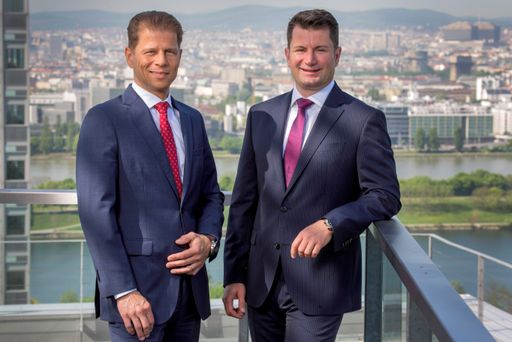 Finanzvorstand Mag. Martin Zinner (links im Bild) und
Vorstandsvorsitzender Mag. Thomas Jost (rechts im Bild) am Mittwoch
bei der Jahreshauptversammlung der Waagner-Biro AG