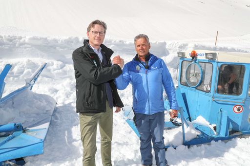  Schneeräumung auf der Großglockner Hochalpenstraße in
Salzburg/Kärnten - Durchstich vor der Verkehrsfreigabe. Heute
erfolgte nach intensiver dreiwöchiger Räumarbeit, bei der 700.000
Kubikmeter Schnee bewegt wurden, der Durchstich auf 2.500 Meter
Höhe.