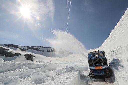 Vorschau Bild von Schneeräumung auf der Großglockner Hochalpenstraße in
Salzburg/Kärnten - Durchstich vor der Verkehrsfreigabe. Die von
Erbauer der Großglockner Hochalpenstraße DI Franz Wallack
konstruierten Rotationspflüge erledigen auch heute noch den Großteil
der Schneeräumung auf der beliebten Ausflugsstraße. Heute erfolgte
nach intensiver dreiwöchiger Räumarbeit, bei der 700.000 Kubikmeter
Schnee bewegt wurden, der Durchstich auf 2.500 Meter Höhe.