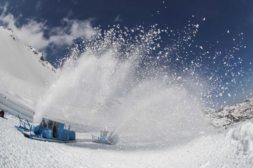 Vorschau Bild von Schneeräumung auf der Großglockner Hochalpenstraße in
Salzburg/Kärnten - Durchstich vor der Verkehrsfreigabe. Die von
Erbauer der Großglockner Hochalpenstraße DI Franz Wallack
konstruierten Rotationspflüge erledigen auch heute noch den Großteil
der Schneeräumung auf der beliebten Ausflugsstraße. Heute erfolgte
nach intensiver dreiwöchiger Räumarbeit, bei der 700.000 Kubikmeter
Schnee bewegt wurden, der Durchstich auf 2.500 Meter Höhe.