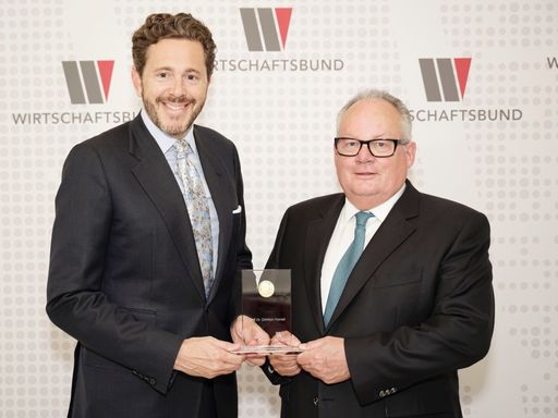 Wirtschaftsbund-Präsident Dr. Harald Mahrer verlieh
die goldene Julius-Raab-Ehrenmedaille – die höchste Auszeichnung des
Wirtschaftsbundes – an Dr. Christian Konrad.